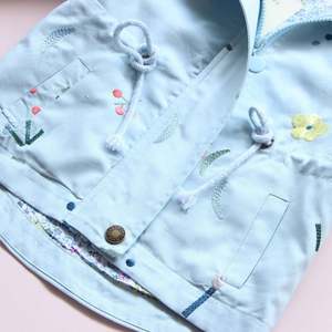 Fournisseur chinois de vêtements pour filles plus âgées, manteau trench pour enfants à capuche avec fermeture éclair et taille large brodée - Product Image 6