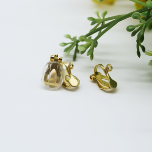 Pendientes de clip de aleación de cobre con forma de triángulo, accesorio de joyería de moda unisex - Product Image 3
