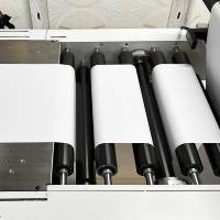 Imprimante d'étiquettes à jet d'encre UV RobotJet à passage unique, rouleau à rouleau, micro-piezoélectrique, avec une qualité d'impression haute visibilité