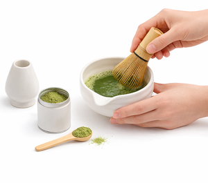 Batidor de Matcha de Bambú Hecho a Mano con Logotipo Personalizado OEM de Fábrica, Chasen <span class=keywords><strong>Japon</strong></span>és de Bambú Oscuro con Cuerda de Color Personalizada y Encanto - Product Image 5