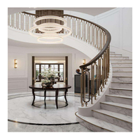 Escalier moderne en acier et bois à double poutre courbée avec garde-corps en verre pour appartement et hall, écologique
