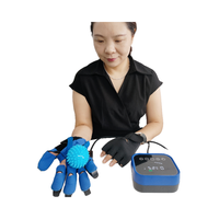 Gants électriques pratiques à télécommande (plastique) pour améliorer les compétences d'autosoins et les mouvements des mains des utilisateurs âgés