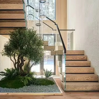 Escalier pliant intérieur sur mesure en acier inoxydable durable avec marches en pierre naturelle et garde-corps en verre moderne de luxe pour appartement
