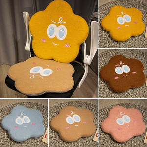 Cuscino per Seduta Invernale Super Morbido in Peluche Fatto a Mano con Fiori Sorridenti e Imbottitura in Memory Foam Design Personalizzato per Uso in Ufficio Unisex - Product Image 2