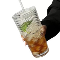 Gobelet en verre de luxe moderne grande capacité avec couvercle et paille, rayures verticales, esthétique soignée, réutilisable, idéal pour la maison, parfait pour les boissons froides