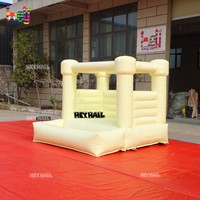Structure gonflable commerciale jaune pastel pour activités de plein air avec piscine à balles, idéale pour la location