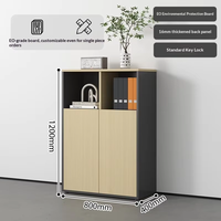 Meuble de classement commercial en bois massif au design moderne avec éléments transparents, modèle bas à poser au sol avec tiroirs
