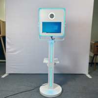Photomaton vertical SLR avec contrôle tactile WiFi, écran tactile 15,6 pouces à angle réglable, barre lumineuse LED, design technologique, boîtier métallique