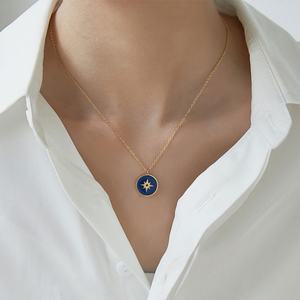 Collier pendentif boussole étoile à huit branches géométrique en émail bleu pour femme, en acier inoxydable plaqué or 18 carats, bijou tendance et mode - Product Image 2