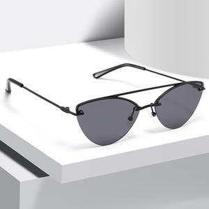 Lunettes de soleil œil de chat en métal style européen et américain, unisexe, protection UV400, tendance, pour le voyage, monture noire, verres PC - Product Image 3