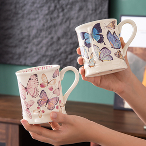 Tazas de Cerámica de Lujo con Diseño Floral y Mariposas al Estilo Romántico Francés, 380 ml, 12 oz, para Bebidas Frías, Tazas de Café, Juego de Regalo para Parejas, Tazas Pintadas a Mano - Product Image 4