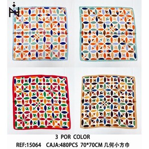 Sciarpa Quadrata Geometrica 70x70Cm con Motivo Colorato per Accessorio di Moda - Product Image 3