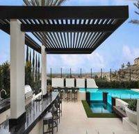 Pergola DIY 5x5m avec toit en aluminium à lames orientables, panneaux à lames fixes avec cadre thermolaqué, bois traité sous pression naturel