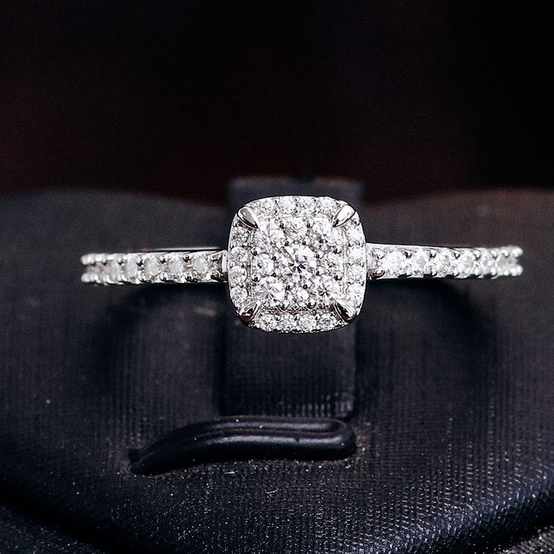 Bague en or massif 14 carats avec moissanite et diamants.