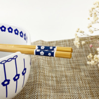 Diskon besar mangkuk Ramen keramik ramah lingkungan pola bunga biru Underglaze warna dengan sumpit bambu