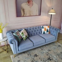 Canapé Chesterfield carré moderne en tissu capitonné trois places avec pieds en bois – Idéal pour villa, école, sous-sol, salon – Styles de meubles