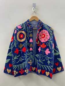 เสื้อแจ็คเก็ตผ้ากำมะหยี่สีน้ำเงินปักลายซูซานีสำหรับผู้หญิง ระบายอากาศได้ดี เหมาะสำหรับฤดูหนาว ติดกระดุม งานแฮนด์เมดลายดอกไม้สไตล์โบโฮ เสื้อคลุมหรูหราสำหรับเป็นของขวัญ - Product Image 3