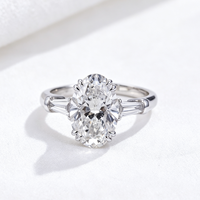 Bague tendance à trois pierres Messi Jewelry personnalisée MSR-1294 en or blanc 14 carats avec diamant de laboratoire ovale 1,8 ct D VVS1