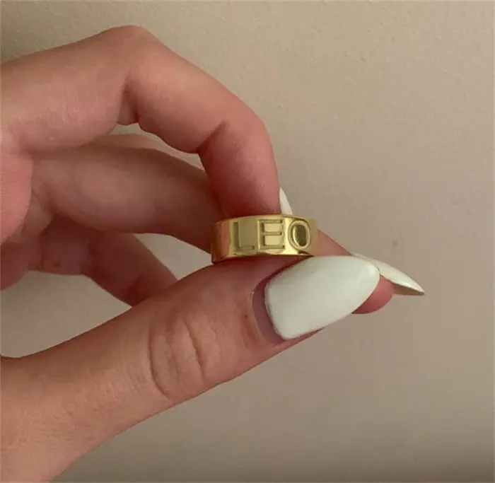 Anello a fascia con LOGO con numero di parola personalizzato di moda di fabbrica per le donne anello a cerchio in acciaio inossidabile gioielli da donna anello da dito da donna alla moda