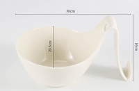 Bol à salade moderne en céramique blanche avec support, base en bambou et petit bol à sauce en céramique et ustensiles en bambou