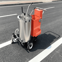 Machine de marquage de parkings avec machine de marquage routier manuelle pour la marquage flexible des zones de stationnement
