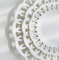 Assiettes de présentation en porcelaine blanche en gros, gaufrées, avec dentelle ajourée, pour mariage, lot d'assiettes de dîner