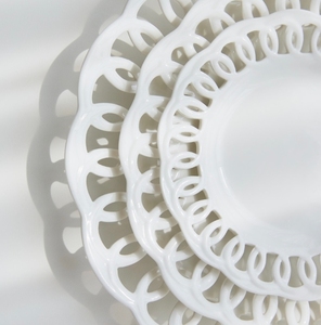 Assiettes de présentation en <span class=keywords><strong>porcelaine</strong></span> blanche en gros, gaufrées, avec dentelle ajourée, pour mariage, lot d'assiettes de dîner - Product Image 3