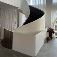 Escaliers en spirale modernes en acier et verre sur mesure avec rampe en fer forgé |   Escalier métallique intérieur durable pour villa