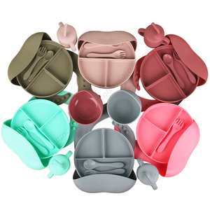 Juego de alimentación para bebés al por mayor con descuento de fábrica: Plato y tazón con ventosa, cuchara y tenedor, babero ajustable, sin BPA, apto para alimentos. - Product Image 4