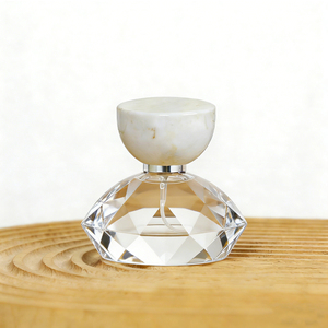 Capuchon de parfum en résine de luxe avec effet de lustre unique, idéal pour les flacons de parfum haut de gamme - Product Image 2