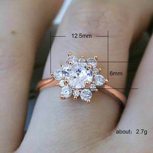 Anello da Donna con Zirconi a Forma di Fiocco di Neve, Elegante e Versatile per Uso Quotidiano e Feste, Gioiello da Dito Impilabile, Regalo - Product Image 3