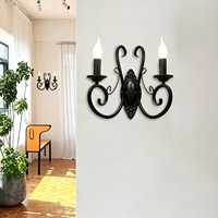 Lampu Dinding LED Dua Lilin Vintage Hitam dengan Ukiran Besi Gaya Eropa Retro Rustic untuk Dekorasi Ruang Tamu Rumah.