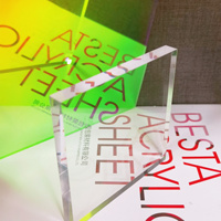 Feuille acrylique transparente anti-reflet à haute transmission lumineuse, service de découpe sur mesure pour les signalétique numérique et les protections d'écran