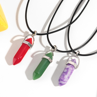 Colliers de couple en gros cordon en cuir coloré couleur aléatoire pierre naturelle prisme hexagonal pendentif colliers cadeaux 20 pièces