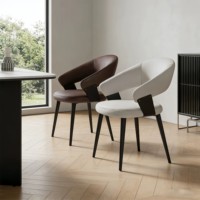 Chaise de salle à manger moderne de style scandinave, luxueuse, écologique, durable et stable, avec finition en similicuir métallique et dossier rembourré pour