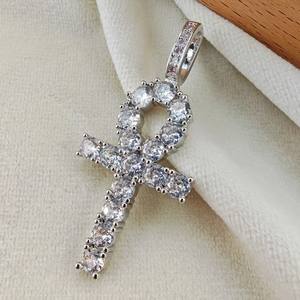 कस्टम थोक 2023 रुझान उच्च गुणवत्ता वाले घन ज़िरकोनिया बैगुनेट क्रॉस पेलेंट हार हिप हॉप गहने - Product Image 3