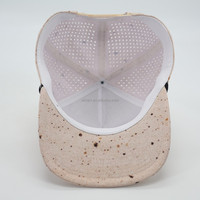 Casquette de baseball personnalisée à 5 panneaux en PVC kaki avec logo tissé en caoutchouc, perforations découpées au laser, imperméable, à fermeture snapback, pour le sport et le golf