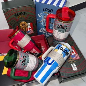 Venta al por mayor: Vaso térmico de acero inoxidable de 40 oz con asa y pajita, ideal para fans del deporte, regalo perfecto para el Mundial 2026. - Product Image 2