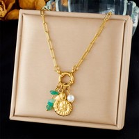 Collier en acier inoxydable plaqué or avec breloques coquillage, étoile de mer et conque, perle, pour femme, idéal pour les vacances à la plage - Vente en gros de bijoux en acier inoxydable