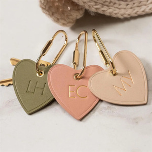 Llavero/colgante de PU con forma de corazón, de cuero, con logotipo/etiqueta de nombre/abalorio para bolsa de regalo, hebilla de latón. - Product Image 1