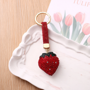 Portachiavi con Strass a Forma di Fragola, Rosso con Anello Dorato, Ciondolo Charm alla Moda - Product Image 3
