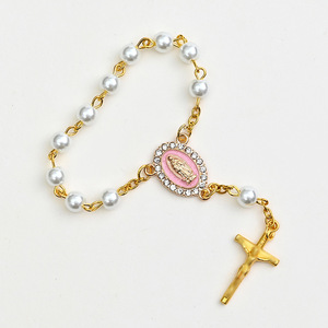Bracelet de prière catholique doré avec médaille automobile, crucifix et perles, style chapelet d'une décennie - Product Image 3