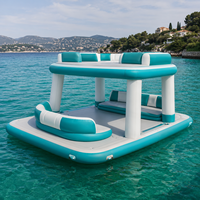 Dock gonflable pour marina avec bar central, sièges-canapés et parasol pour yacht, lac, plage, fête, activités de loisirs en plein air