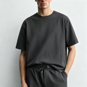 <span class=keywords><strong>Ensemble</strong></span> de T-shirts d'été plissés verticalement texturés à manches courtes pour hommes, coupe ample, col rond, décontracté, vente en gros personnalisée. - Product Image 1