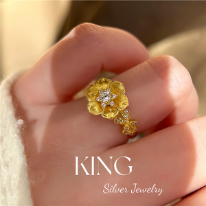 แหวนดอกไม้เงินแท้ King Silver Jewelry S925 ชุบทอง ประดับคริสตัลและเพชรเทียม แหวนแฟชั่นสำหรับผู้หญิง - Product Image 2