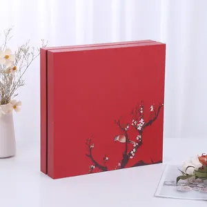 Caixa quadrada com tampa e inserção personalizáveis com flor de ameixa padrão vermelho