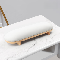 Coussin de manucure moderne en bois avec surface en cuir inclinée pour salons de manucure en bois naturel