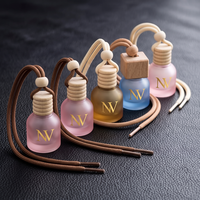 Vente en gros de flacons de parfum pour voiture en verre rond de 8 ml, vides et personnalisables, avec bouchon en bois, diffuseur d'air suspendu, fabrication en usine