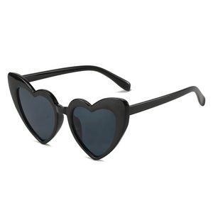 Lunettes de soleil PC UV400 en forme de cœur certifiées CE, protègent les yeux de la forte lumière du soleil et des rayons UV, idéales pour les sports de plein air comme la randonnée - Product Image 2