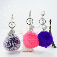 Porte-clés pendentif en alliage avec lettre anglaise incrustée de diamants, en fausse fourrure douce et écologique, 26 couleurs, accessoire de sac, vente chaude